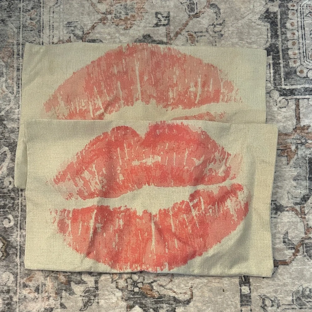 NWOT Set of Two Lip Print Zippered Pillow Cases Size 19.5” x 12”